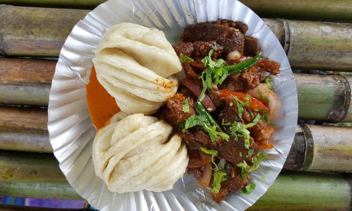 Arunachal Pradesh Mutfağı Arunachal Pradesh Mutfağı, Hindistan’ın kuzeydoğusunda yer alan Arunachal Pradesh eyaletine özgü geleneksel tatları ve doğal malzemeleriyle bilinir. Bölgenin yoğun ormanları, dağlık arazisi ve nehirleri, mutfak kültürüne taze ve çeşitli malzemeler sağlar. Konulu bir haber görseli.