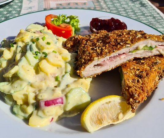 Avusturya Mutfağı Avusturya mutfağı, Avrupa gastronomisinin en köklü ve zengin mutfaklarından biridir. Yüzyıllar boyunca farklı kültürlerin etkisi altında gelişen bu mutfak, hem Orta Avrupa’nın geleneksel lezzetlerini hem de aristokrat sofra kültürünü barındırır. Avusturya yemekleri, çeşitliliği, zarif sunumları ve doyurucu tatlarıyla tanınır. Konulu bir haber görseli.