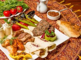 Azerbaycan Mutfağı Azerbaycan mutfağı, Kafkasya’nın verimli toprakları ve tarihi zenginliği ile şekillenmiş, binlerce yıllık bir gastronomi kültürüne sahiptir. Hem Doğu hem de Orta Asya etkilerini bir araya getiren bu mutfak, yöresel malzemelerin ustaca kullanımıyla ön plana çıkar. Azerbaycan halkı için yemek, sadece karın doyurmak değil; aynı zamanda kültürel paylaşım ve misafirperverlik göstergesidir. Konulu bir haber görseli.