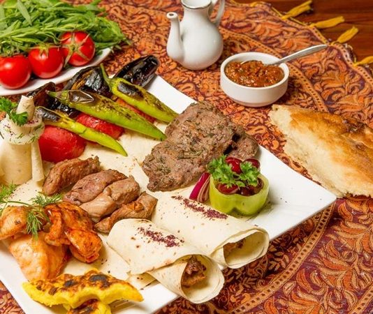 Azerbaycan mutfağı, Kafkasya’nın verimli toprakları ve tarihi zenginliği ile şekillenmiş, binlerce yıllık bir gastronomi kültürüne sahiptir. Hem Doğu hem de Orta Asya etkilerini bir araya getiren bu mutfak, yöresel malzemelerin ustaca kullanımıyla ön plana çıkar. Azerbaycan halkı için yemek, sadece karın doyurmak değil; aynı zamanda kültürel paylaşım ve misafirperverlik göstergesidir. Konulu bir haber görseli.
