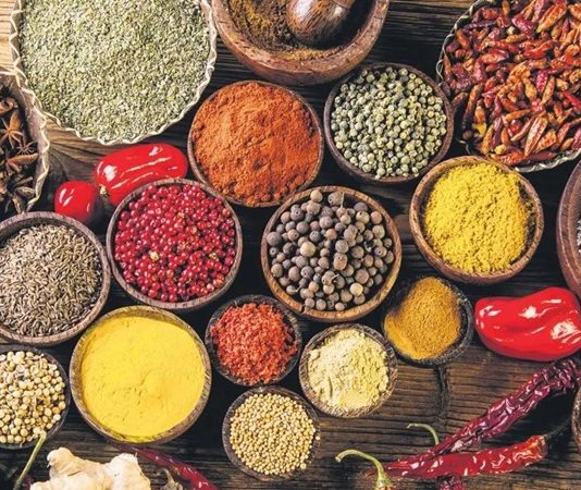 Yemeklerin lezzetini ve aromalarını belirleyen en önemli unsurlardan biri baharattır. İnsanlık tarihi boyunca baharat, sadece yemeklerde değil, aynı zamanda sağlık, ticaret ve kültürel etkileşim açısından da büyük bir öneme sahip olmuştur. Antik çağlarda baharat, paranın ve statünün bir göstergesi olarak kabul edilmiş, hatta savaş ve barış anlaşmalarında bile rol oynamıştır. Konulu bir haber görseli.