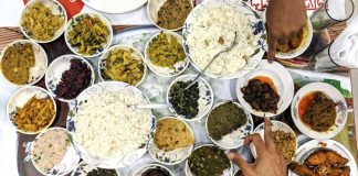 Bangladeş Mutfağı Bangladeş, tarih boyunca farklı kültürlerin etkisi altında kalmış bir coğrafyada yer alır. Bu durum, Bangladeş mutfağının çeşitliliğini ve zenginliğini doğrudan etkilemiştir. Hindistan, Arap ve Asya etkileri, yemek kültüründe kendini gösterir ve mutfağı hem lezzet hem de görsellik açısından zenginleştirir. Baharatların ustaca kullanımı, pirinç ve balık ağırlıklı yemekler ve aromatik soslar, Bangladeş mutfağının karakteristik özelliklerindendir. Konulu bir haber görseli.