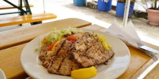 Barbados Mutfağı Barbados mutfağı, Karayipler’in zengin kültürel geçmişiyle şekillenmiş, hem Afrika hem de yerel Karayip etkilerini taşıyan bir mutfaktır. Adanın tarih boyunca farklı kolonizasyonlar ve ticaret yolları sayesinde mutfak kültürü çeşitlenmiş, lezzetler farklı geleneklerin birleşimiyle harmanlanmıştır. Bu mutfak, hem günlük yaşamda hem de özel kutlamalarda kendine özgü yerini korur. Konulu bir haber görseli.