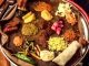 Batı Afrika Mutfağı, Senegal, Nijerya, Gana, Fildişi Sahili, Mali, Kamerun ve Benin gibi ülkelerin gastronomik geleneklerinden beslenir. Bölgenin mutfağı, tarih boyunca yerli halkların tarım, balıkçılık ve hayvancılık faaliyetleri ile şekillenmiştir. Bu çeşitlilik, yemeklerde hem malzeme hem de pişirme tekniklerine yansır. Konulu bir haber görseli.