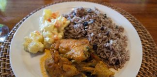 Belize Mutfağı Belize mutfağı, Maya, Afrika, Karayip ve Avrupa etkilerinin birleşimiyle oluşmuş, benzersiz bir kültürel mozaik sunar. Ülkenin tarihi ve göçmen toplulukları, mutfak kültürünün gelişiminde etkili olmuştur. Yemekler, hem günlük sofralarda hem de özel kutlamalarda kültürel bir miras olarak önem taşır. Konulu bir haber görseli.