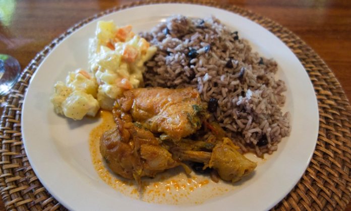 Belize mutfağı, Maya, Afrika, Karayip ve Avrupa etkilerinin birleşimiyle oluşmuş, benzersiz bir kültürel mozaik sunar. Ülkenin tarihi ve göçmen toplulukları, mutfak kültürünün gelişiminde etkili olmuştur. Yemekler, hem günlük sofralarda hem de özel kutlamalarda kültürel bir miras olarak önem taşır. Konulu bir haber görseli.