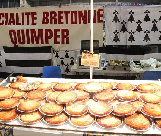 Breton Mutfağı Fransa’nın kuzeybatısında yer alan Bretagne bölgesi, hem tarihi hem de kültürel açıdan özgün bir yapıya sahiptir. Bu özgünlük mutfak kültürüne de yansımış ve Breton mutfağı zamanla Avrupa’nın en karakteristik mutfaklarından biri haline gelmiştir. Denizle çevrili olması nedeniyle özellikle balık ve kabuklu deniz ürünleri mutfakta önemli bir yer tutar. Ancak yalnızca deniz ürünleri değil, bölgenin kırsal kesiminde yetişen ürünler de mutfağa çeşitlilik katar. Konulu bir haber görseli.
