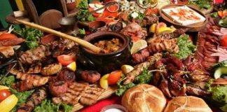 Bulgar Mutfağı Ve Geleneksel Lezzetlerin Keşfi Bulgar mutfağı, tarih boyunca farklı kültürlerin etkisi altında şekillenmiş zengin bir yemek geleneğine sahiptir. Osmanlı, Bizans ve Balkan kültürlerinin birleşimi, Bulgar mutfağını eşsiz kılan temel unsurlardan biridir. Bulgar yemekleri, genellikle taze sebze, yoğurt ve peynir gibi doğal ürünlerle hazırlanır. Sofralarda sıkça yer alan tarator ve banitsa, bu mutfağın en bilinen lezzetlerindendir. Tarator, soğuk yoğurt çorbası olarak yaz aylarında tercih edilirken, banitsa börek çeşidi olarak kahvaltıların vazgeçilmezidir. Konulu bir haber görseli.