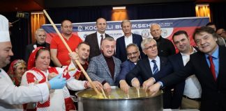 Büyük Birlikteliğin Adı Şölen İnsanlık tarihi boyunca şölen, toplumların bir araya gelme, paylaşma ve kutlama anlarının en görkemli ifadesi olmuştur. Eski çağlarda zaferlerden sonra düzenlenen büyük sofralar, yalnızca yemek yemek için değil, aynı zamanda birlik ve beraberliği simgelemek için gerçekleştirilirdi. Bu yönüyle bakıldığında şölen, geçmişten bugüne kadar kültürlerin vazgeçilmez bir geleneği olmayı sürdürmüştür. Konulu bir haber görseli.
