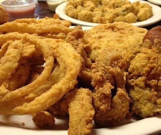 Cajun Mutfağı Cajun Mutfağı, Amerika Birleşik Devletleri’nin Louisiana eyaletinde yaşayan Cajun halkının özgün yemek kültürünü yansıtır. Bu mutfak, Fransız, İspanyol, Afrikalı ve yerel Amerikan etkilerini harmanlayarak ortaya çıkmıştır. Louisiana’nın bataklık ve nehir bölgelerinde şekillenen Cajun Mutfağı, zengin aromalar ve baharatlı tatlar ile tanınır. Konulu bir haber görseli.