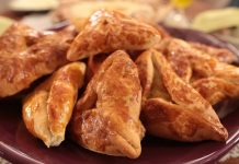 Çerkez Mutfağı Çerkez mutfağı, yüzyıllar boyunca Kuzey Kafkasya’da gelişmiş, ardından Anadolu’ya taşınmış köklü bir gastronomi kültürüdür. Kafkasya’nın dağlık yapısı, iklimi ve doğal kaynakları bu mutfağın gelişiminde belirleyici olmuştur. Geleneksel yemeklerde kullanılan malzemeler, bölgenin coğrafi özelliklerini yansıtırken, göçlerle birlikte Anadolu’ya taşınan tarifler Türk mutfak kültürüyle harmanlanmıştır. Özellikle Osmanlı döneminden itibaren bu mutfak, hem saraylarda hem de halk arasında bilinen ve sevilen bir mutfak haline gelmiştir. Konulu bir haber görseli.