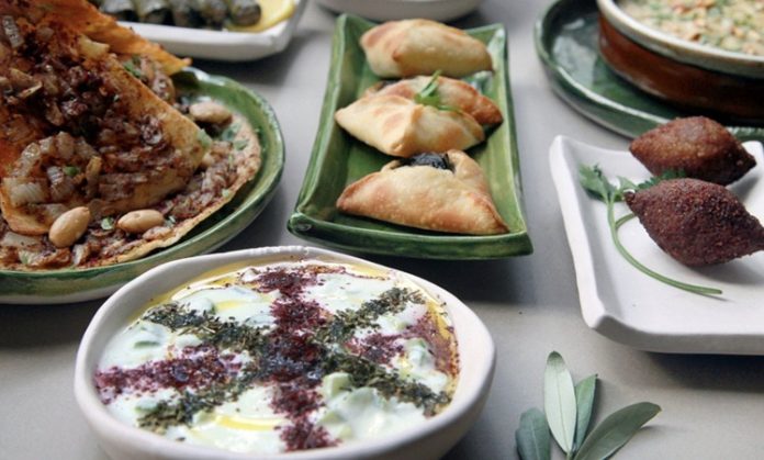 Cezayir mutfağı, Kuzey Afrika’nın en köklü gastronomi kültürlerinden birini yansıtır. Tarih boyunca farklı uygarlıklara ev sahipliği yapan bu topraklar, mutfak kültüründe çeşitliliği ve zenginliğiyle ön plana çıkmıştır. Berberi, Arap, Fransız ve Osmanlı etkilerinin birleşmesiyle ortaya çıkan Cezayir mutfağı, özgün tatlarıyla hem yerel halkın hem de turistlerin ilgisini çekmektedir. Baharatların yoğun kullanımı, etli yemeklerin ağırlığı ve sebzelerin uyumlu bir şekilde harmanlanması bu mutfağın karakteristik özellikleri arasındadır. Konulu bir haber görseli.
