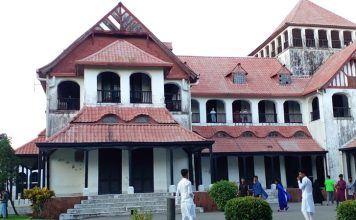 Chittagong Mutfağı Chittagong Mutfağı, Bangladeş’in güneydoğusunda yer alan Chittagong bölgesine özgü geleneksel yemek kültürünü yansıtır. Bu mutfak, hem kıyı topluluklarının deniz ürünlerine dayalı beslenme alışkanlıklarını hem de yerel baharatların yoğun kullanımını içerir. Chittagong mutfağı, zengin lezzet profili ve çeşitli yemek teknikleri ile Bangladeş’in öne çıkan mutfaklarından biridir. Konulu bir haber görseli.