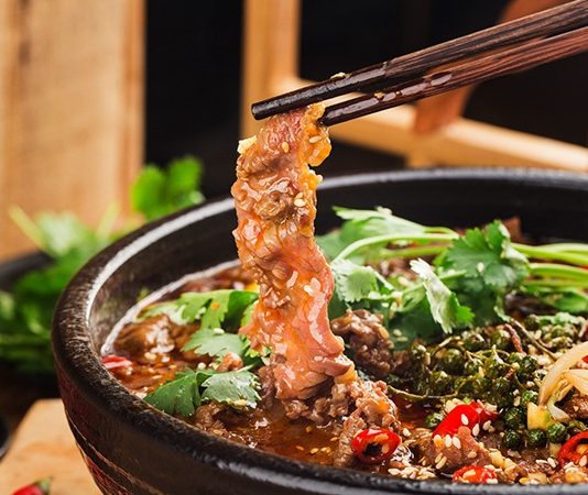 Çin Mutfağı Çin mutfağı, binlerce yıllık tarihi ile dünya gastronomisinin en köklü kültürlerinden birini temsil ediyor. Antik Çin’de yemek, sadece beslenme aracı değil, aynı zamanda sağlık ve felsefi bir yaklaşımın parçası olarak görülüyordu. Doğal malzemeler kullanımı, yemeklerin hem besleyici hem de lezzetli olmasını sağlıyor. Konulu bir haber görseli.