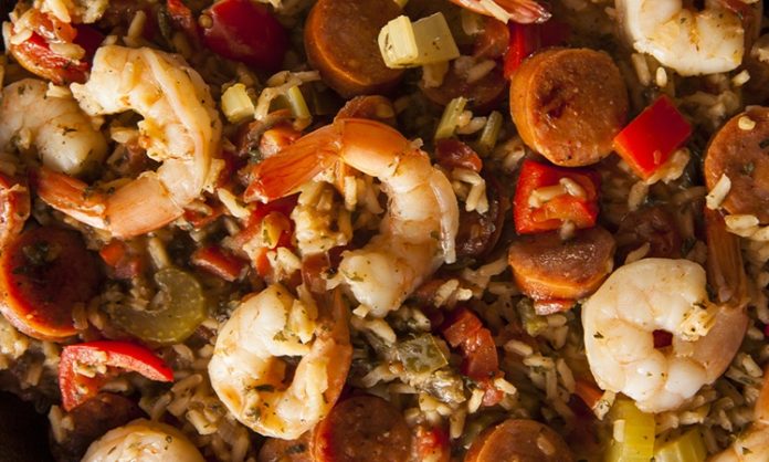 Creole Mutfağı Creole Mutfağı, Amerika Birleşik Devletleri’nin özellikle Louisiana eyaletinde gelişmiş ve çok kültürlü bir yemek geleneğini temsil eder. Bu mutfak, Fransız, İspanyol, Afrika ve Karayip etkilerini birleştirerek ortaya çıkmıştır. Creole yemekleri, Louisiana’nın özellikle New Orleans şehrinde sosyal ve kültürel yaşamın vazgeçilmez bir parçasıdır. Konulu bir haber görseli.