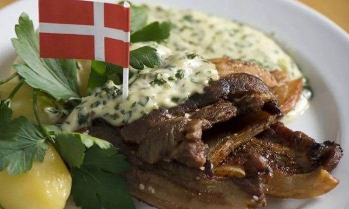 Danimarka Mutfağı Danimarka mutfağı, İskandinav yemek kültürünün hem geleneksel hem de modern yorumlarını barındıran zengin bir gastronomi anlayışına sahiptir. Yüzyıllar boyunca tarım, balıkçılık ve hayvancılık, ülkenin yemek kültürünün temelini oluşturmuştur. İklim ve coğrafi şartlar, sofralarda yer alan malzemelerin çeşitliliğini doğrudan etkilemiş, bu da hem sade hem de besleyici yemeklerin ortaya çıkmasını sağlamıştır. konulu bir haber görseli.