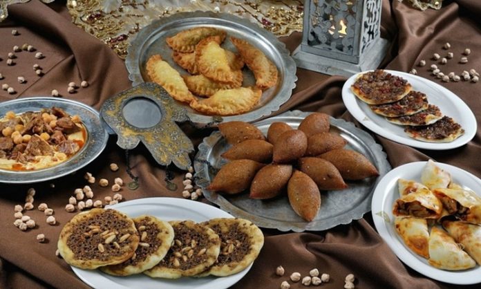 Doğu Mutfağı Lezzetleriyle Zenginleşen Sofraları Doğu mutfağı, tarih boyunca zengin kültürel mirası ve coğrafi çeşitliliğiyle dünya mutfakları arasında özel bir yere sahiptir. Kendine özgü baharatlar, taze malzemeler ve özgün pişirme teknikleriyle Doğu yemekleri, hem lezzet hem de görsellik açısından sofraları şenlendirir. Bu mutfak, yöresel tatlar ve tariflerle dolu geniş bir yelpazeye sahiptir. Doğu mutfağının farklı şehir ve bölgelerden gelen çeşitleri, her damak zevkine hitap eden özgün lezzetler sunar. Konulu bir haber görseli.