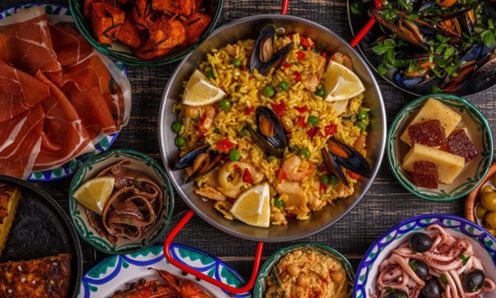 Typical spanish tapas concept. Concept include slices jamon, bowls with olives, anchovies, spicy potatoes, mashed chickpeas, shrimp, calamari, manche Dünya yemekleri, farklı coğrafyaların kültürel ve gastronomik zenginliğini yansıtır. Her ülke, kendi mutfak kültürü ve gelenekleri doğrultusunda özgün tarifler geliştirir. Akdeniz mutfağı, Asya mutfağı, Latin Amerika lezzetleri ve Orta Doğu yemekleri, dünya mutfaklarının öne çıkan örneklerindendir. Konulu bir haber görseli.