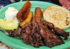 El Salvador Mutfağı El Salvador mutfağı, Orta Amerika’nın tarihî ve kültürel etkilerini yansıtan zengin bir gastronomi geleneğine sahiptir. Ülkenin tarihî geçmişi, İspanyol kolonizasyonu ve yerel Maya topluluklarının mirası, mutfak kültürünü şekillendirmiştir. Bu etkileşimler, yemeklerde hem geleneksel hem de modern tatların bir arada bulunmasını sağlamıştır. Konulu bir haber görseli.
