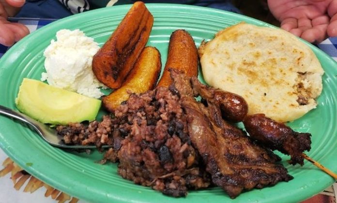 El Salvador Mutfağı El Salvador mutfağı, Orta Amerika’nın tarihî ve kültürel etkilerini yansıtan zengin bir gastronomi geleneğine sahiptir. Ülkenin tarihî geçmişi, İspanyol kolonizasyonu ve yerel Maya topluluklarının mirası, mutfak kültürünü şekillendirmiştir. Bu etkileşimler, yemeklerde hem geleneksel hem de modern tatların bir arada bulunmasını sağlamıştır. Konulu bir haber görseli.