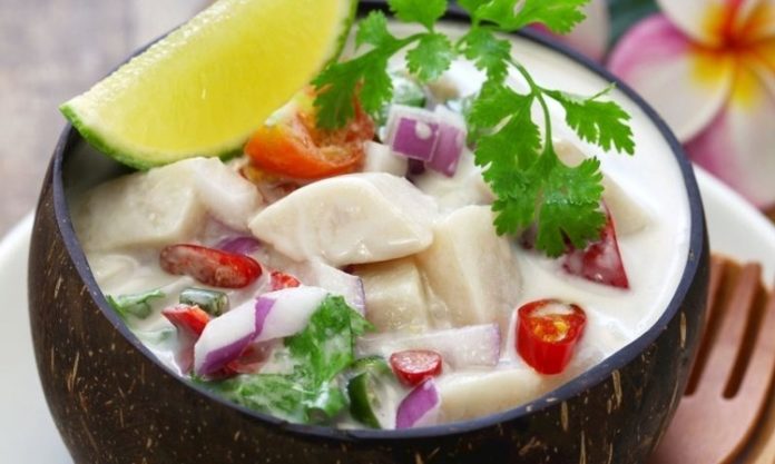 Fiji Mutfağı, Güney Pasifik’in en renkli adalarından biri olan Fiji’nin zengin kültürel geçmişini ve tropikal kaynaklarını sofralara taşıyan bir gastronomi anlayışıdır. Ada halkı yüzyıllar boyunca deniz ürünleri, kök sebzeler ve tropikal meyveler kullanarak kendine özgü tarifler geliştirmiştir. Hindistancevizi, balık ve taro, Fiji mutfağının temel ögelerini oluşturur. Konulu bir haber görseli