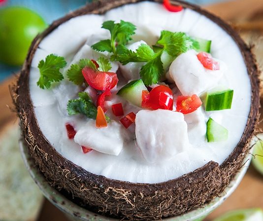 Fiji Mutfağı Fiji mutfağı, Pasifik Okyanusu’nun ortasında yer alan bu ada ülkesinin kültürel zenginliklerini yansıtan eşsiz bir gastronomi deneyimi sunar. Ada halkının yüzyıllardır süregelen gelenekleri, deniz ürünleri, tropikal meyveler ve tarımsal ürünlerle birleşerek Fiji mutfağına özgün bir kimlik kazandırır. Hem yerel halkın yaşam biçimini hem de adanın coğrafi özelliklerini anlamak için bu mutfak önemli bir yol gösterici niteliği taşır. Konulu bir haber görseli.