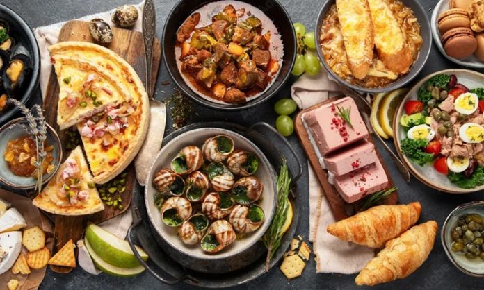 Fransız Mutfağı Tatlarıyla Avrupa’nın Kalbinde Bir Yolculuk Fransız mutfağı, yalnızca Avrupa’nın değil dünyanın da en prestijli gastronomi kültürlerinden biridir. Tarih boyunca aristokrat sofralarından taşraya kadar yayılan bu mutfak kültürü, bölgesel çeşitliliği ve zamana direnen tarifleriyle öne çıkar. Fransa’nın farklı bölgeleri, kendine özgü malzemeler ve pişirme teknikleriyle ayrı ayrı mutfak geleneklerine sahiptir. Provence bölgesinin zeytinyağlı sebze yemekleri ile Normandiya'nın tereyağlı deniz ürünleri birbiriyle taban tabana zıt görünse de Fransız yemek kültürü çatısı altında birleşir. Konulu bir haber görseli.