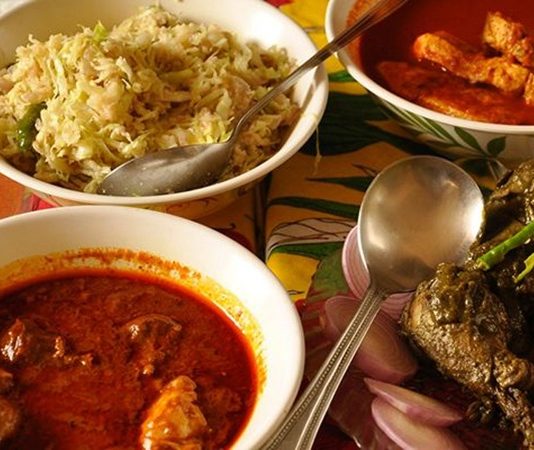 Goan Mutfağı Goan Mutfağı, Hindistan’ın Goa bölgesine özgü geleneksel yemek kültürünü yansıtır. Bu mutfak, deniz ürünleri, hindistancevizi ve aromatik baharatların birleşimiyle kendine has bir lezzet dünyası sunar. Goan Mutfağı, hem günlük sofralarda hem de özel kutlamalarda tercih edilen bir gastronomi geleneğidir. Konulu bir haber görseli.
