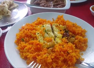 Güney Afrika Cape Malay Mutfağı Cape Malay Mutfağı, Güney Afrika’nın özellikle Cape Town bölgesinde ortaya çıkan ve Malay kültüründen esinlenen bir yemek geleneğidir. Bu mutfak, Endonezya, Malezya ve Afrika etkilerini harmanlayarak zengin ve özgün lezzetler yaratır. Cape Malay yemekleri, baharatlı ve aromatik tatları ile tanınır ve bölgenin kültürel çeşitliliğini yansıtır. Konulu bir haber görseli.