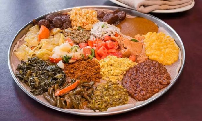 Güney Afrika Mutfağı Güney Afrika mutfağı, farklı kültürlerin buluşmasıyla oluşan çok renkli bir gastronomi dünyasına sahiptir. Yerli kabilelerin yüzyıllardır süregelen yemek gelenekleri, Avrupalı sömürgecilerin etkisi ve Asya’dan gelen göçmenlerin katkısıyla bu mutfak benzersiz bir çeşitlilik kazanmıştır. Yerel halkın avcılık, tarım ve balıkçılık yoluyla geliştirdiği tarifler, günümüzde bile bölgenin mutfağında büyük önem taşır. Konulu bir haber görseli.