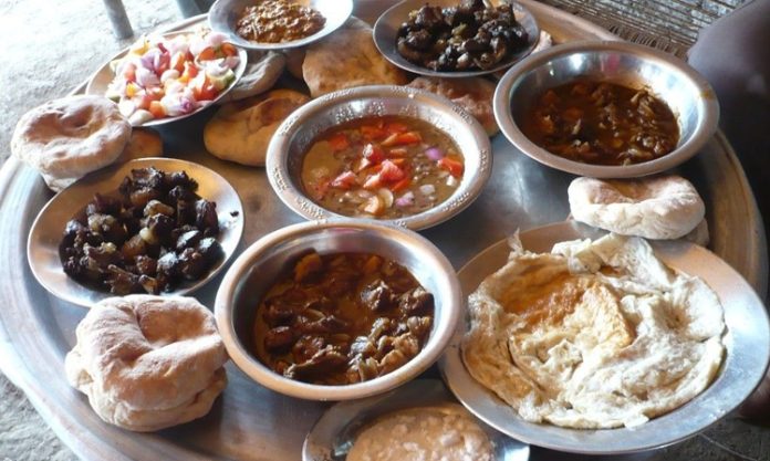 Güney Sudan Mutfağı Güney Sudan mutfağı, ülkenin kültürel çeşitliliğini ve tarihsel dokusunu yansıtan oldukça zengin bir yapıya sahiptir. Afrika kıtasının en genç ülkelerinden biri olan Güney Sudan, farklı etnik grupların bir arada yaşadığı bir coğrafyada bulunur. Bu da doğal olarak sofralara farklı tatların, pişirme yöntemlerinin ve geleneksel yemeklerin taşınmasını sağlar. Yemekler, sadece doyurucu olmakla kalmaz; aynı zamanda toplumsal yaşamda paylaşmanın, dayanışmanın ve misafirperverliğin de simgesidir. Konulu bir haber görseli.