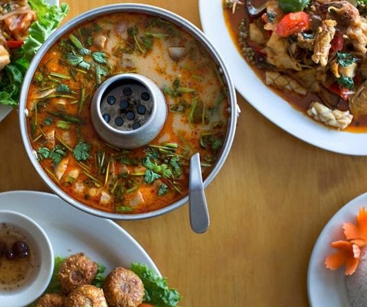 Hmong Mutfağı Hmong Mutfağı, Güneydoğu Asya’da Laos, Tayland, Vietnam ve Çin’in bazı bölgelerinde yaşayan Hmong halkının geleneksel yemek kültürünü yansıtır. Bu mutfak, bölgenin doğal kaynaklarını ve tarımsal ürünlerini temel alarak gelişmiş bir yemek geleneğidir. Hmong Mutfağı, özellikle taze sebzeler, pirinç, et ve aromatik baharatlarla karakterizedir. Konulu bir haber görseli.