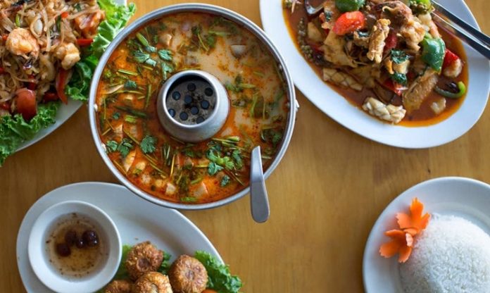 Hmong Mutfağı, Güneydoğu Asya’da Laos, Tayland, Vietnam ve Çin’in bazı bölgelerinde yaşayan Hmong halkının geleneksel yemek kültürünü yansıtır. Bu mutfak, bölgenin doğal kaynaklarını ve tarımsal ürünlerini temel alarak gelişmiş bir yemek geleneğidir. Hmong Mutfağı, özellikle taze sebzeler, pirinç, et ve aromatik baharatlarla karakterizedir. Konulu bir haber görseli.