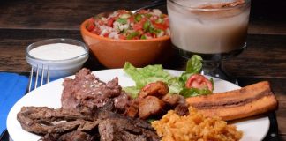 Honduras Mutfağı Honduras mutfağı, Maya medeniyetinin mirası ile İspanyol, Afrika ve Karayip etkilerinin birleşimiyle oluşmuş zengin bir yemek kültürüne sahiptir. Ülkenin tarihî geçmişi, göçmen toplulukları ve coğrafi çeşitliliği, Honduras mutfağının karakterini şekillendirmiştir. Yemekler, sadece günlük beslenmenin ötesinde kültürel bir miras olarak sofralarda yer alır. Konulu bir haber görseli.