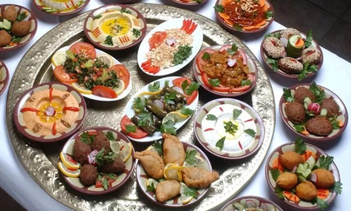 Irak Mutfağı Irak, tarih boyunca medeniyetlerin beşiği olarak bilinir ve bu durum mutfağına da yansımıştır. Mezopotamya topraklarından gelen gelenekler, baharatlar ve tahıllar, Irak mutfağının temel taşlarını oluşturur. Yüzyıllar boyunca farklı kültürlerin bir araya gelmesi, yemeklerde zengin bir çeşitlilik ve derin bir lezzet profili ortaya çıkarmıştır. Et, tahıl, bakliyat ve baharatların dengeli kullanımı, Irak yemeklerinin karakteristik özelliklerindendir. Konulu bir haber görseli