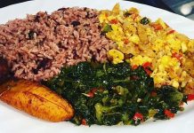 Jamaika Mutfağı Jamaika mutfağı, Karayipler’in en renkli ve en baharatlı gastronomi kültürlerinden birini sunar. Afrika, Avrupa, Hint ve Çin mutfaklarından izler taşıyan bu lezzet dünyası, özgün tatlarıyla dikkat çeker. Jamaika yemekleri, kullanılan aromatik baharatlar, taze deniz ürünleri ve tropikal meyvelerle adanın kültürel zenginliğini yansıtır. Ülkenin mutfağı, yalnızca damaklara değil, aynı zamanda gözlere hitap eden görsel bir şölen sunar. Konulu bir haber görseli.