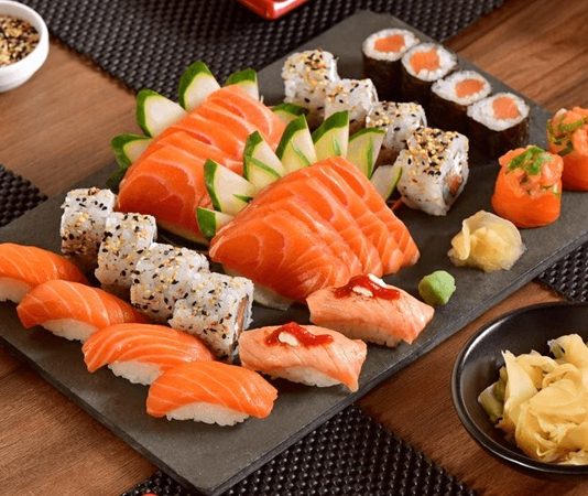 Japon Mutfağı Japon mutfağı, binlerce yıllık tarihi ile Asya mutfak kültürlerinin en zengin örneklerinden birini oluşturuyor. Antik dönemlerden günümüze uzanan süreçte, Japon yemekleri hem beslenme hem de estetik değerler açısından büyük önem taşıyor. Doğal malzemeler kullanımı, yemeklerin taze, sağlıklı ve lezzetli olmasını sağlıyor.