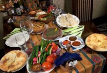 Kabardey Mutfağı Kabardey mutfağı, Kuzey Kafkasya’nın önemli gastronomi geleneklerinden biridir ve Kabardey-Balkar Cumhuriyeti’nde şekillenmiştir. Bölgenin dağlık coğrafyası ve sert iklim koşulları, mutfağın temel karakterini belirlemiştir. Kabardey yemekleri, hem besleyici hem de dayanıklılık sağlayan özellikleriyle öne çıkar. Bu mutfak, Kabardey kültürünü ve tarihini sofralara taşır, toplumsal bağları güçlendiren bir rol üstlenir. Konulu bir haber görseli.
