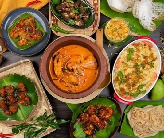 Kannada Mutfağı Kannada Mutfağı, Hindistan’ın Karnataka eyaletine özgü geleneksel yemek kültürünü yansıtır. Bu mutfak, özellikle pirinç, baklagiller ve baharatların yoğun kullanımıyla dikkat çeker. Kannada Mutfağı, günlük sofralardan festival ve kutlama yemeklerine kadar geniş bir yelpazede çeşitlilik sunar. Konulu bir haber görseli.