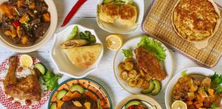 Karayip Mutfağı Karayip mutfağı, farklı kültürlerin buluşmasıyla ortaya çıkan eşsiz bir gastronomi dünyasıdır. Bölgenin tarihsel geçmişi, bu mutfağın şekillenmesinde büyük rol oynamıştır. Afrika’dan gelen köleler, Avrupa’dan gelen sömürgeciler, Asya’dan göç eden topluluklar ve yerli halkın yemek alışkanlıkları birleşerek bu mutfağın temelini oluşturmuştur. Her kültür kendi baharatını, pişirme yöntemini ve malzemesini beraberinde getirmiştir. Bu yüzden Karayip yemeklerinde hem tropikal hem de egzotik lezzetleri aynı anda tatmak mümkündür. Konulu bir haber görseli.