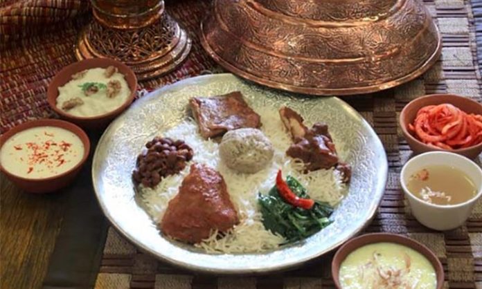 Kashmiri Mutfağı, Hindistan’ın kuzeyindeki Kashmir bölgesine özgü geleneksel yemek kültürünü yansıtır. Tarihi boyunca çeşitli imparatorluklar ve kültürlerin etkisi altında kalan bölge, mutfağına da zengin bir çeşitlilik kazandırmıştır. Hem et hem de sebze ağırlıklı yemekler, yöresel baharatlarla harmanlanarak karakteristik tatları oluşturur. Konulu bir haber görseli.