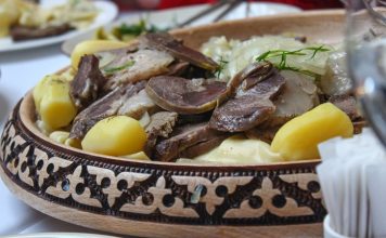 Kazakistan Mutfağı Kazakistan mutfağı, Orta Asya’nın geniş bozkırlarında şekillenmiş, göçebe yaşam tarzının etkisiyle pratik ve besleyici yemekler sunar. Tarih boyunca göçebe topluluklar, doğal koşullar ve hayvancılık ile beslenme alışkanlıklarını oluşturmuşlardır. Et, süt ürünleri ve tahıllar mutfağın temelini oluşturur. Kazaklar için yemek sadece beslenme aracı değil, aynı zamanda kültürel bir paylaşım ve misafirperverlik ritüelidir. Konulu bir haber görseli.