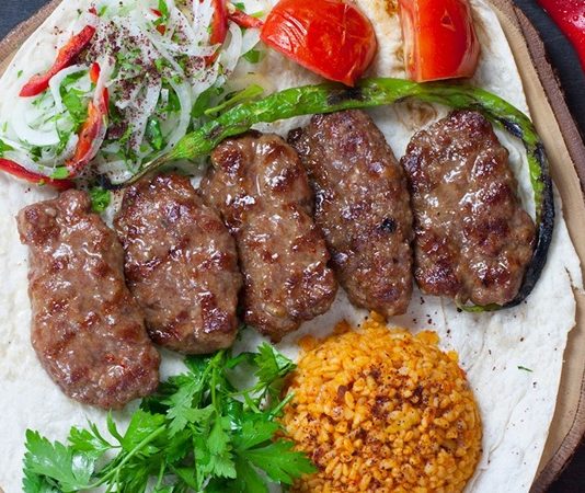 Köfte Çeşitleriyle Dünyanın Tadına Yolculuk Köfte, dünyanın birçok mutfağında yer etmiş, hem sade hem de zengin içerikleriyle farklı şekillerde yorumlanabilen bir lezzettir. Türk mutfağının en temel unsurlarından biri olan köfte, zamanla coğrafi farklılıklara göre çeşitli tariflere dönüşmüş ve her ülke kendi yorumunu bu yemeğe katmıştır. Tarihsel olarak Orta Asya’dan Ortadoğu’ya, oradan Balkanlar’a ve Avrupa’ya yayılan köfte çeşitleri, kültürel alışverişin en güzel örneklerinden biridir. Konulu bir haber görseli.