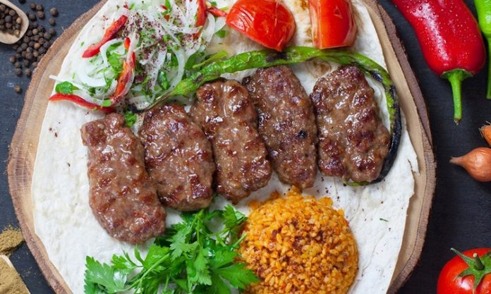 Köfte, dünyanın birçok mutfağında yer etmiş, hem sade hem de zengin içerikleriyle farklı şekillerde yorumlanabilen bir lezzettir. Türk mutfağının en temel unsurlarından biri olan köfte, zamanla coğrafi farklılıklara göre çeşitli tariflere dönüşmüş ve her ülke kendi yorumunu bu yemeğe katmıştır. Tarihsel olarak Orta Asya’dan Ortadoğu’ya, oradan Balkanlar’a ve Avrupa’ya yayılan köfte çeşitleri, kültürel alışverişin en güzel örneklerinden biridir. Konulu bir haber görseli.