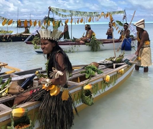Kiribati Mutfağı Kiribati Mutfağı, Güney Pasifik’in adalar topluluğu Kiribati’nin zengin kültürel geçmişini ve geleneksel beslenme alışkanlıklarını yansıtır. Ada halkı, yüzyıllardır deniz ürünleri, tropikal meyveler ve kök sebzelerle kendine özgü tarifler geliştirmiştir. Hindistancevizi, taro, balık ve ekmek ağacı, Kiribati mutfağının temel ögeleri arasında yer alır. Konulu bir haber görseli.