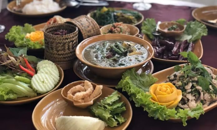 Laos Mutfağı Laos, Güneydoğu Asya’nın iç kesimlerinde yer alan ve Mekong Nehri boyunca uzanan bir ülkedir. Bu konum, Laos mutfağının hem Tayland hem de Vietnam mutfaklarından etkilenmesini sağlamıştır. Pirinç, balık ve taze sebzeler, Laos mutfağının temel besin kaynaklarını oluşturur. Baharatlar ve taze otlar, yemeklerde hem aroma hem de karakter kazandırır. Laos mutfağı, lezzet çeşitliliği ve kültürel derinliği ile dikkat çeker. Konulu bir haber görseli.