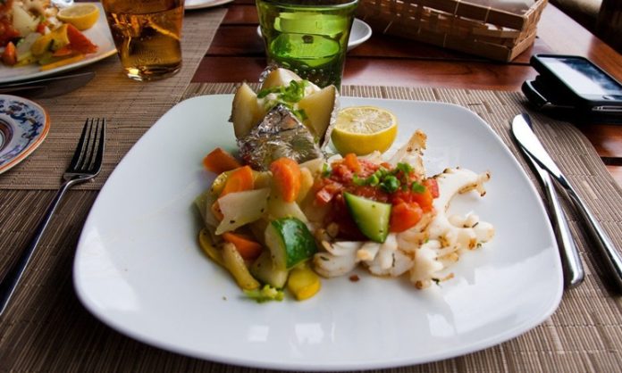 Mauritius Mutfağı Mauritius Mutfağı, Hint Okyanusu’nda yer alan ada ülkesi Mauritius’un zengin kültürel geçmişini yansıtır. Ada mutfağı, Fransız, Hint, Afrika ve Çin etkilerini harmanlayarak kendine özgü bir tat profili oluşturur. Bu çeşitlilik, Mauritius yemeklerini hem renkli hem de aromatik bir hale getirir. Konulu bir haber görseli.