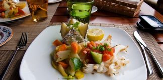 Mauritius mutfağı, Hint Okyanusu’nun ortasında yer alan bu tropikal ada ülkesinin tarihî ve kültürel çeşitliliğini yansıtır. Adanın geçmişi, Afrika, Çin, Hindistan ve Avrupa etkileriyle şekillenmiş olup bu etkiler mutfak kültürüne de doğrudan yansımıştır. Yemekler, sadece beslenme aracı değil, aynı zamanda kültürel bir ifade biçimi olarak kabul edilir. Konulu bir haber görseli.
