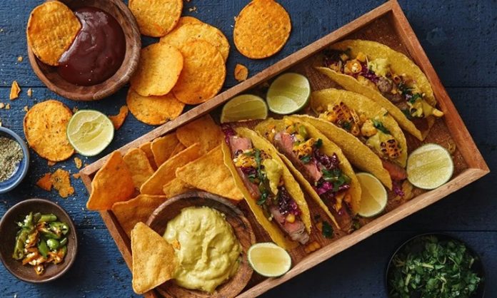 Meksika Mutfağı Meksika mutfağı, dünyaca ünlü baharatlı yemekleri, renkli sunumları ve kültürel zenginliğiyle gastronomi dünyasında ayrıcalıklı bir yere sahiptir. Yüzyıllar boyunca Aztek, Maya ve İspanyol mutfaklarının birleşiminden oluşan bu lezzet kültürü, hem sokak yemekleri hem de geleneksel aile sofralarıyla dikkat çeker. Meksika yemekleri, yalnızca karın doyurmakla kalmaz, aynı zamanda ülkedeki tarih, gelenek ve yaşam tarzının da bir yansımasıdır. Konulu bir haber görseli.