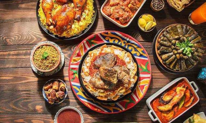 Mısır Mutfağı Mısır mutfağı, binlerce yıllık tarih boyunca şekillenmiş, farklı medeniyetlerin etkisiyle zenginleşmiş bir gastronomi kültürüne sahiptir. Antik Mısır döneminden günümüze kadar uzanan bu mutfak geleneği, tarımın ve Nil Nehri’nin sunduğu bereketli toprakların nimetleriyle beslenmiştir. Tahıllar, bakliyatlar, sebzeler ve balık, mutfağın temel taşlarını oluşturur. Konulu bir haber görseli.